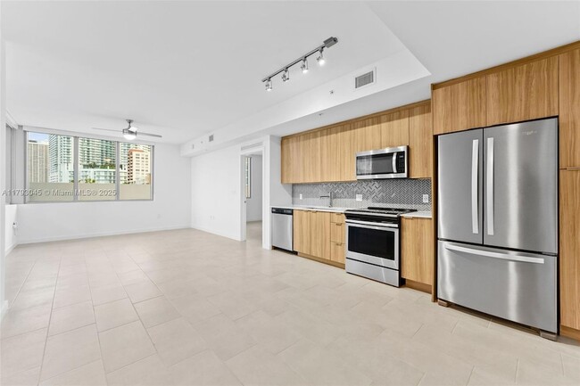 Primary Photo - 2150 N Bayshore Dr