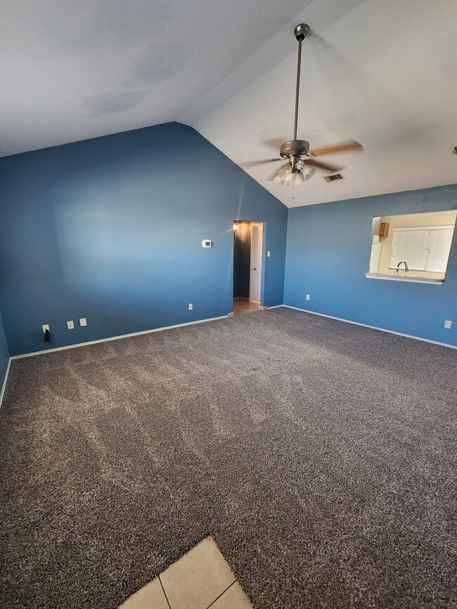 Building Photo - 3 bed 2 bath home, 1 car garage