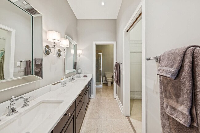 Building Photo - 657 N Carpenter St