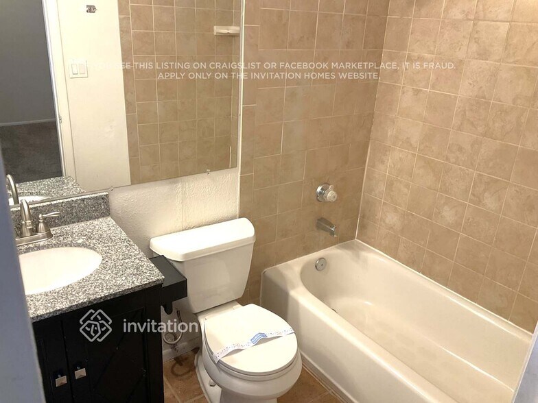 Building Photo - 811 E Hillview Cir