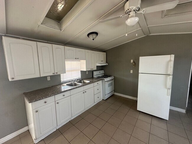 Building Photo - 201 Shoshone Ln