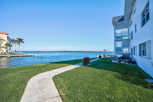 Building Photo - 100 Shore Ct