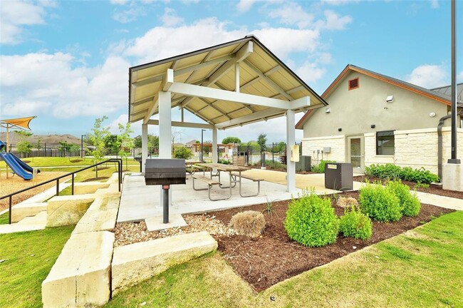 Building Photo - 3204 Egan Dr