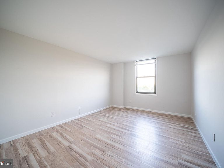 Bedroom 1 - 4600 Duke St