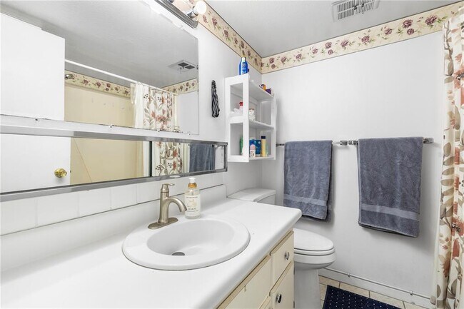 Building Photo - 2525 W Bay Dr