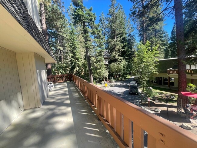 Building Photo - 120 Country Club Dr
