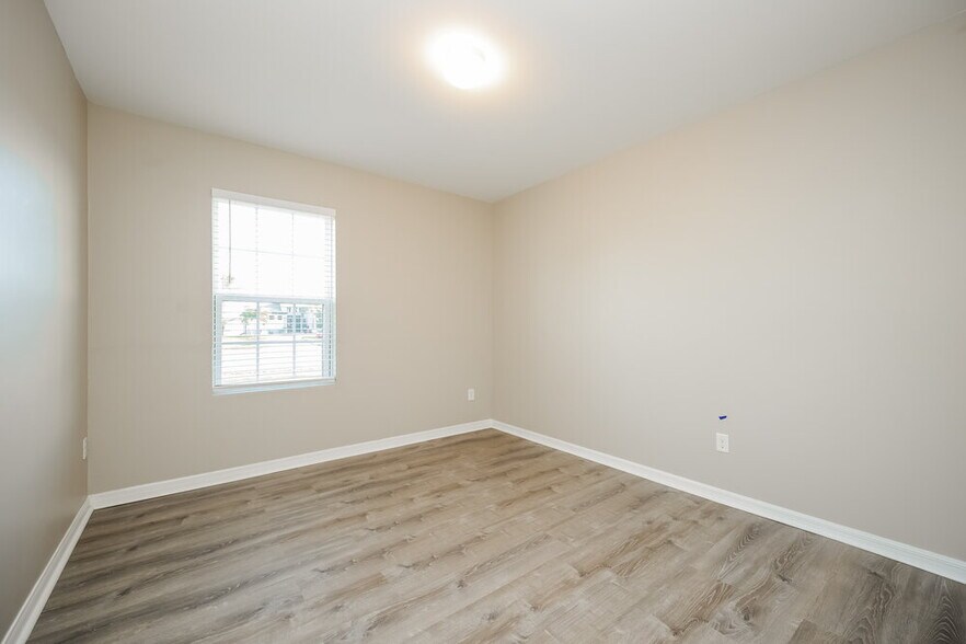 Building Photo - 2564 Surfside Blvd