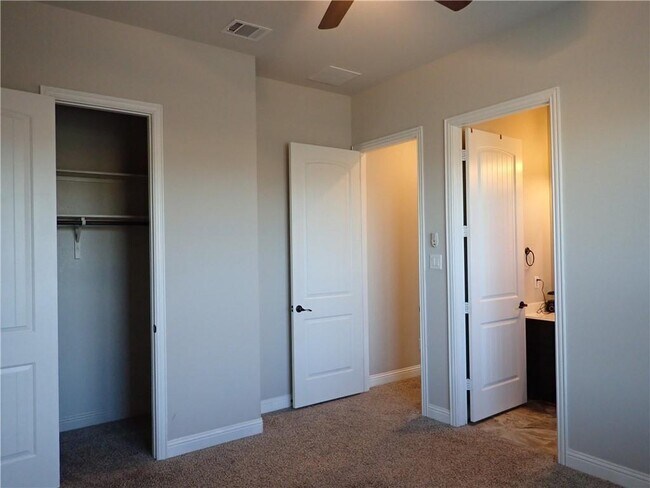 Building Photo - 409 Silver Trail