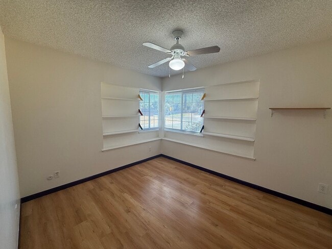 Building Photo - 3 bed 2 bath home available now!