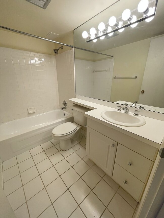 Building Photo - Two Bedroom Available in Harbour Cove on t...