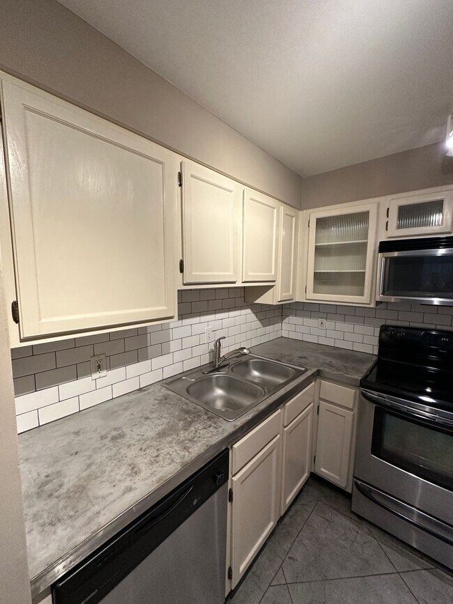 Building Photo - INCLUDES GARAGE PARKING AND INDOOR POOL! 1 BR/1 BA Downtown Memphis Condo in the Historic Claridg...