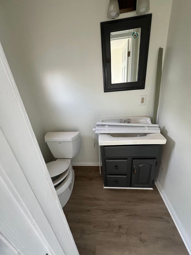 Building Photo - 5 Bedroom House