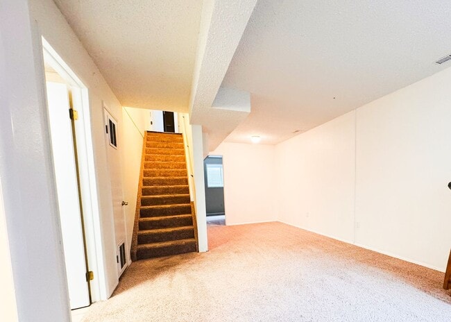 Building Photo - 4 bedroom with large backyard
