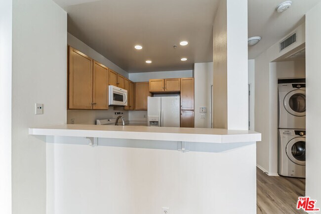 Building Photo - 6400 Crescent Prk E