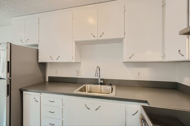Building Photo - Renovated, Centrally Located 1 Bedroom in ...