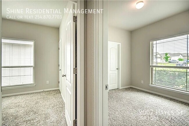 Building Photo - 2002 Hayes St