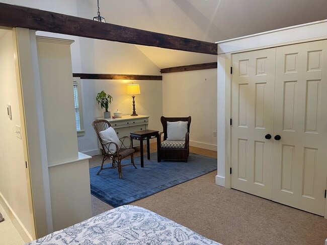 Building Photo - 2 Summit St