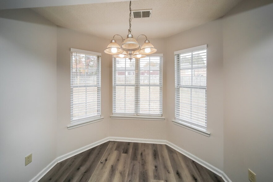 Building Photo - 4230 Ravenwood Dr N