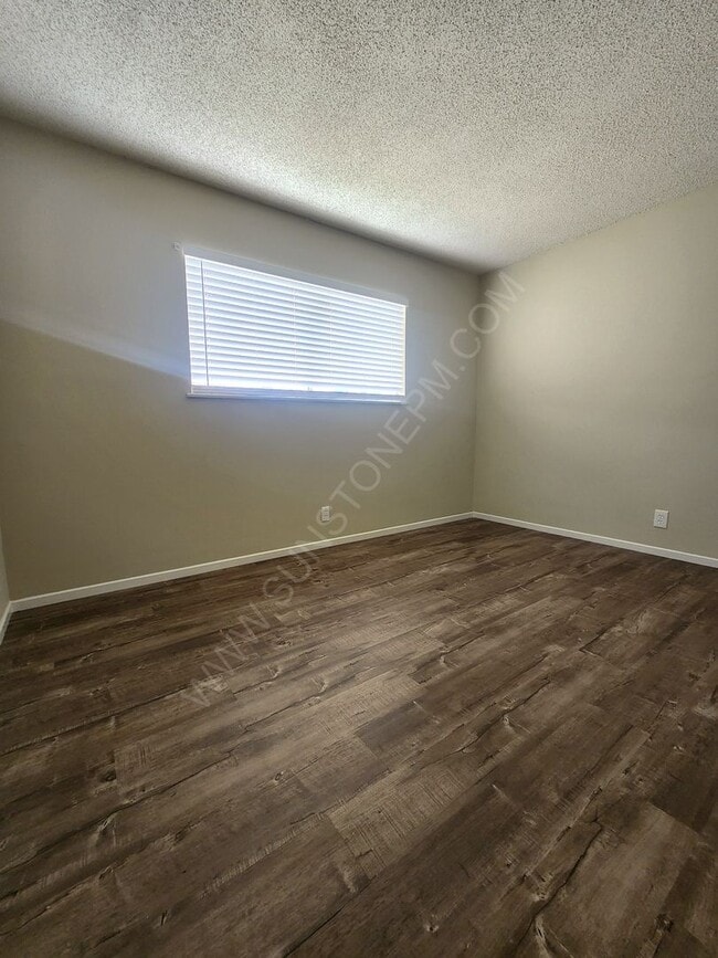 Building Photo - 3 bedroom, 2 bathroom