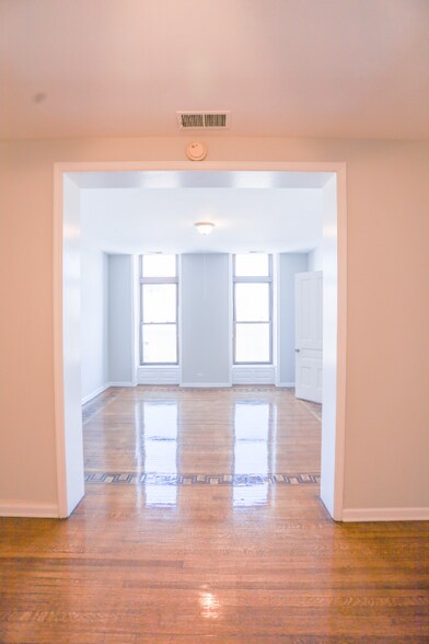 Building Photo - 1586 N Clybourn Ave