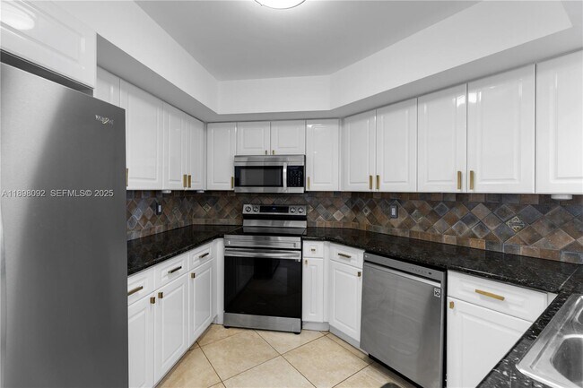 Building Photo - 1800 Sunset Harbour Dr