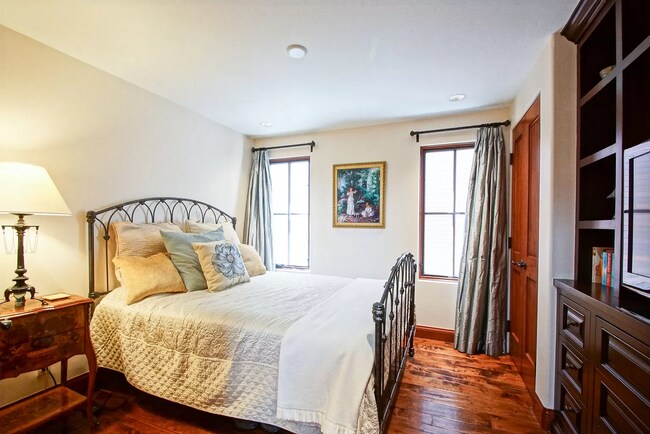 Building Photo - LUXURIOUS & FULLY FURNISHED, 2800 SQ FT WALKSTREET HOME W/ GREAT OCEAN VIEWS, LARGE DECK, 3 BALCO...