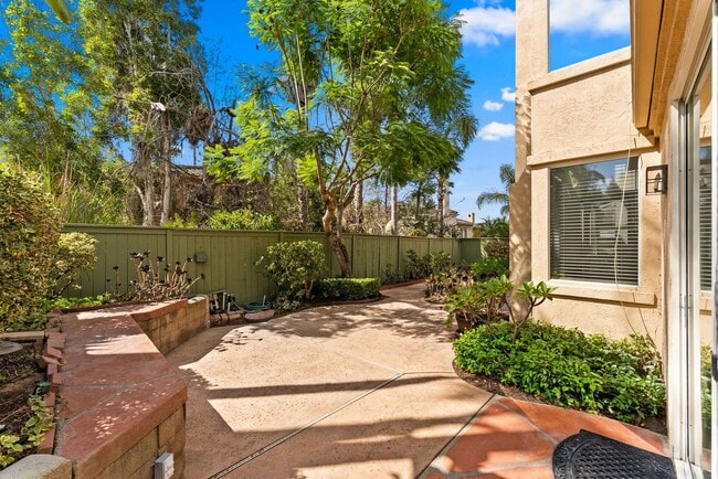 Building Photo - 4 Bed/2.5 Bath Vista Residence Beautifully...