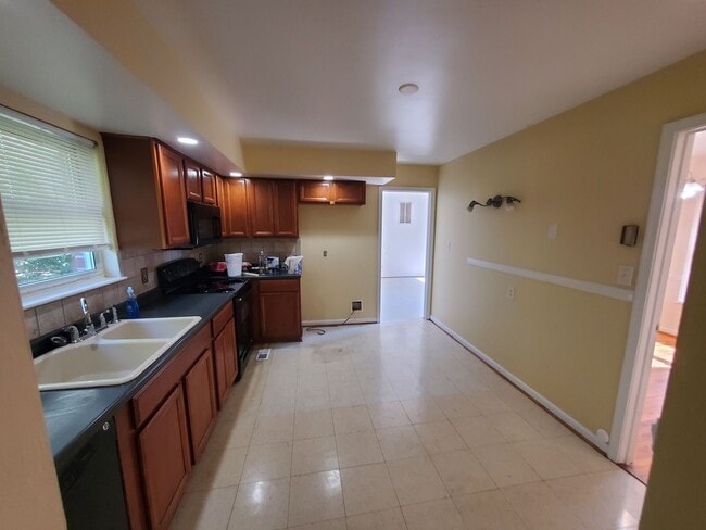 Building Photo - 4 bedroom and 2 and a half single family h...