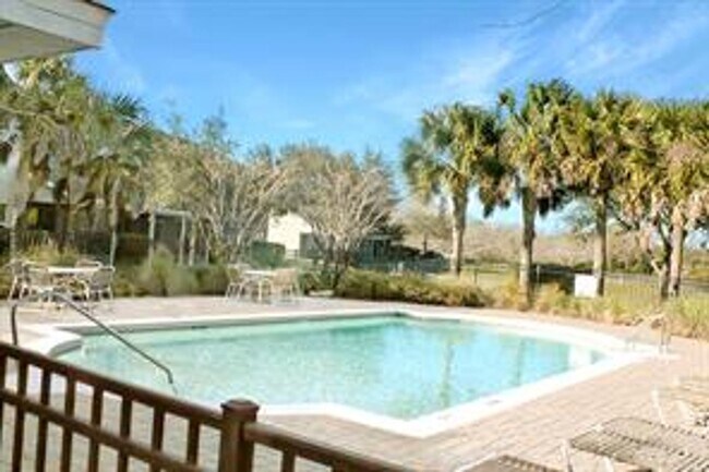 Building Photo - Clubside Pointe