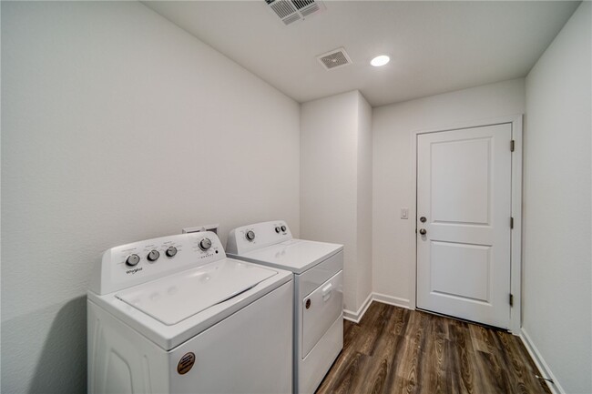 Building Photo - 2469 Pesuna Dr