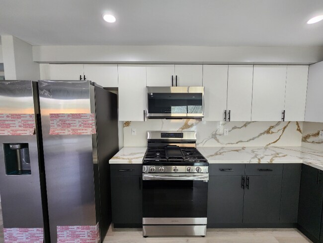 Building Photo - 2223 S Highland Ave