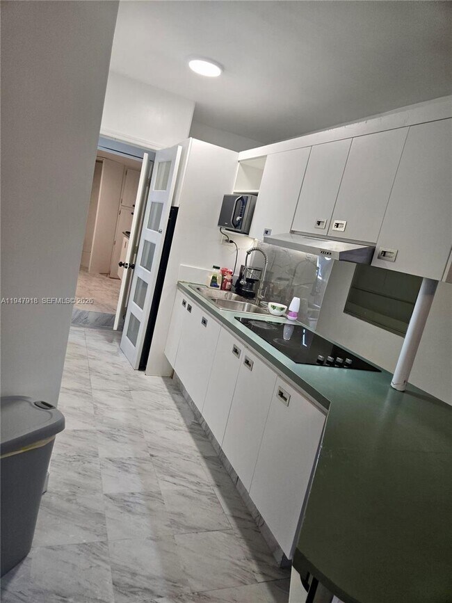 Building Photo - 801 Brickell Bay Dr