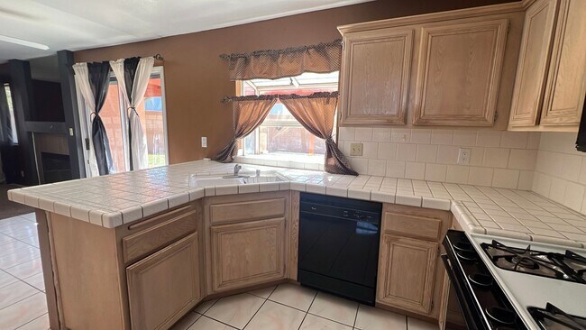 Building Photo - East Palmdale Home