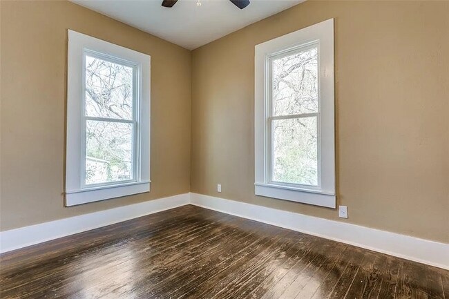 Building Photo - 423 E Sears St