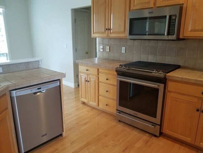 Building Photo - 576 E Riverchase Way