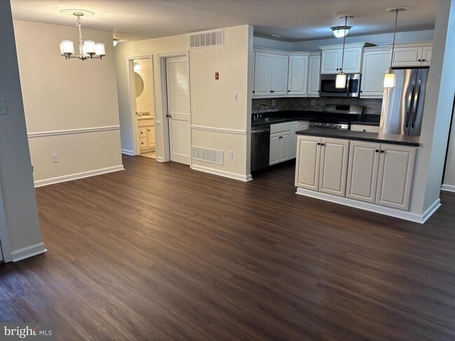 Building Photo - 407 Diamond Dr