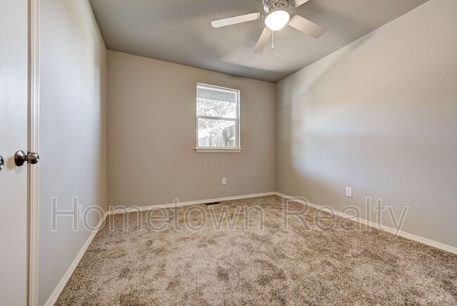 Building Photo - 606 Oak Creek Dr