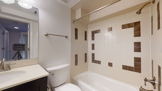 Building Photo - Spacious Two Bedroom Two Bathroom Petworth...