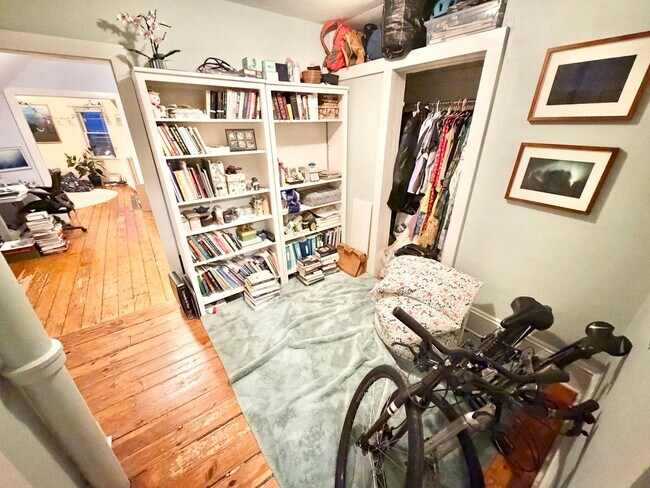 Building Photo - 2 Bedroom Apartment + Bonus Room Downtown Burlington Available 6/1