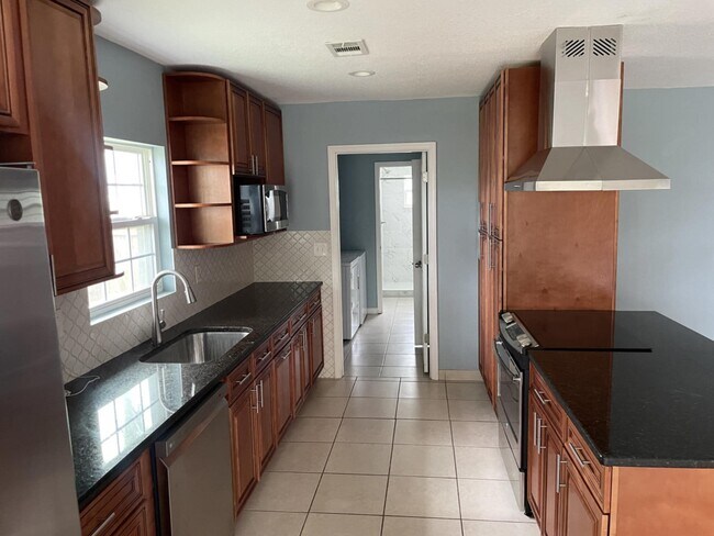 Building Photo - 8311 Millwood Dr