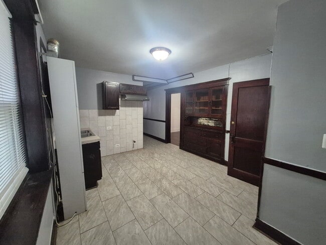 Building Photo - 2813 S Lawndale Ave