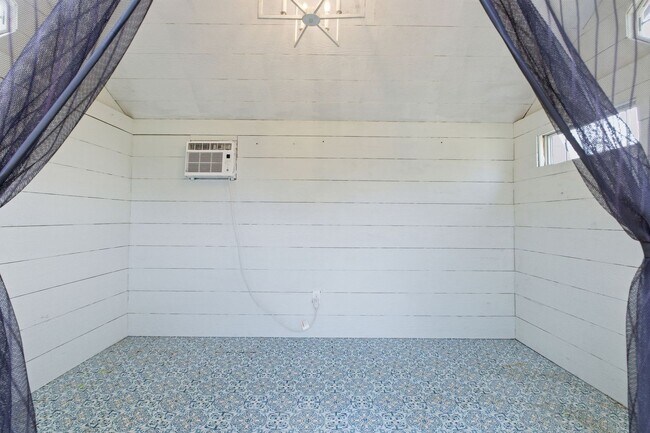 Building Photo - 1 Month's Free Rent - 5 Bedroom Home Between 12 South and Oak Hill