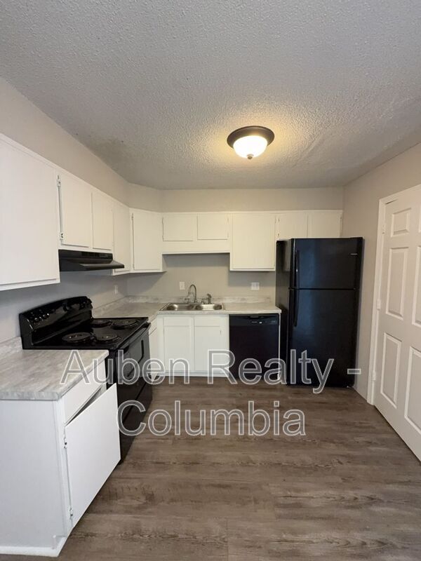 Building Photo - 15 Londonderry Square