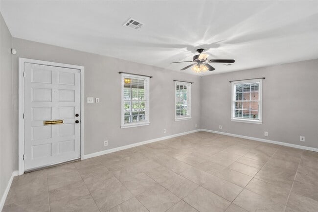 Building Photo - 1110 Woods Dr