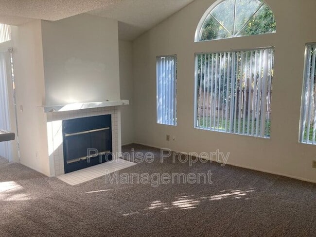 Building Photo - 1744 Calle Platico