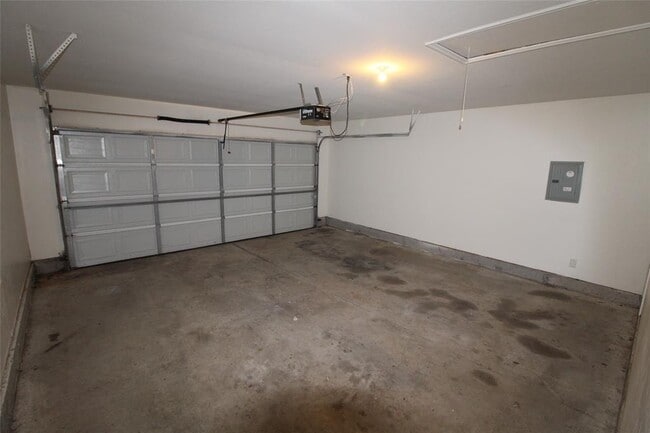 Building Photo - 2821 Edgemere Dr
