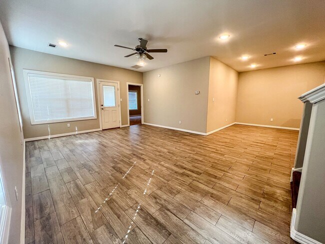 Building Photo - Spacious 3 Bedroom/2 Bathroom Chaffee Cros...