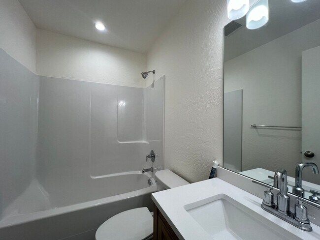 Building Photo - Brand new one bedroom apartment in Central Medford | Available August!
