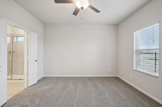 Building Photo - 115 Greenbriar Dr