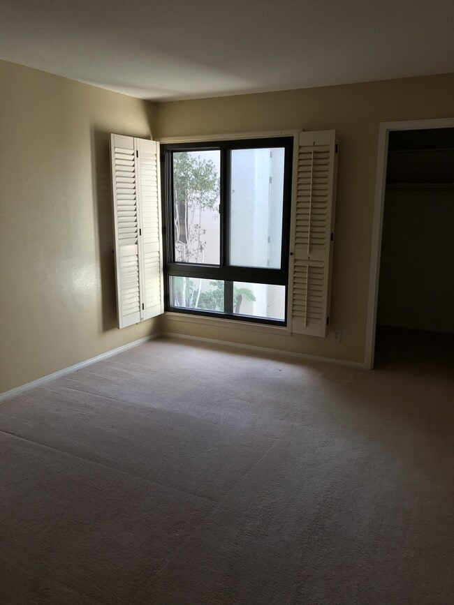 Building Photo - 2BD Condo in Silicon Beach Area Available ...